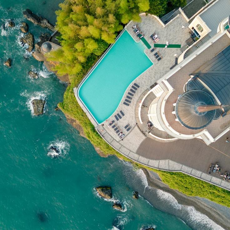 Outdoor terrace seating suitable for families in Seattle